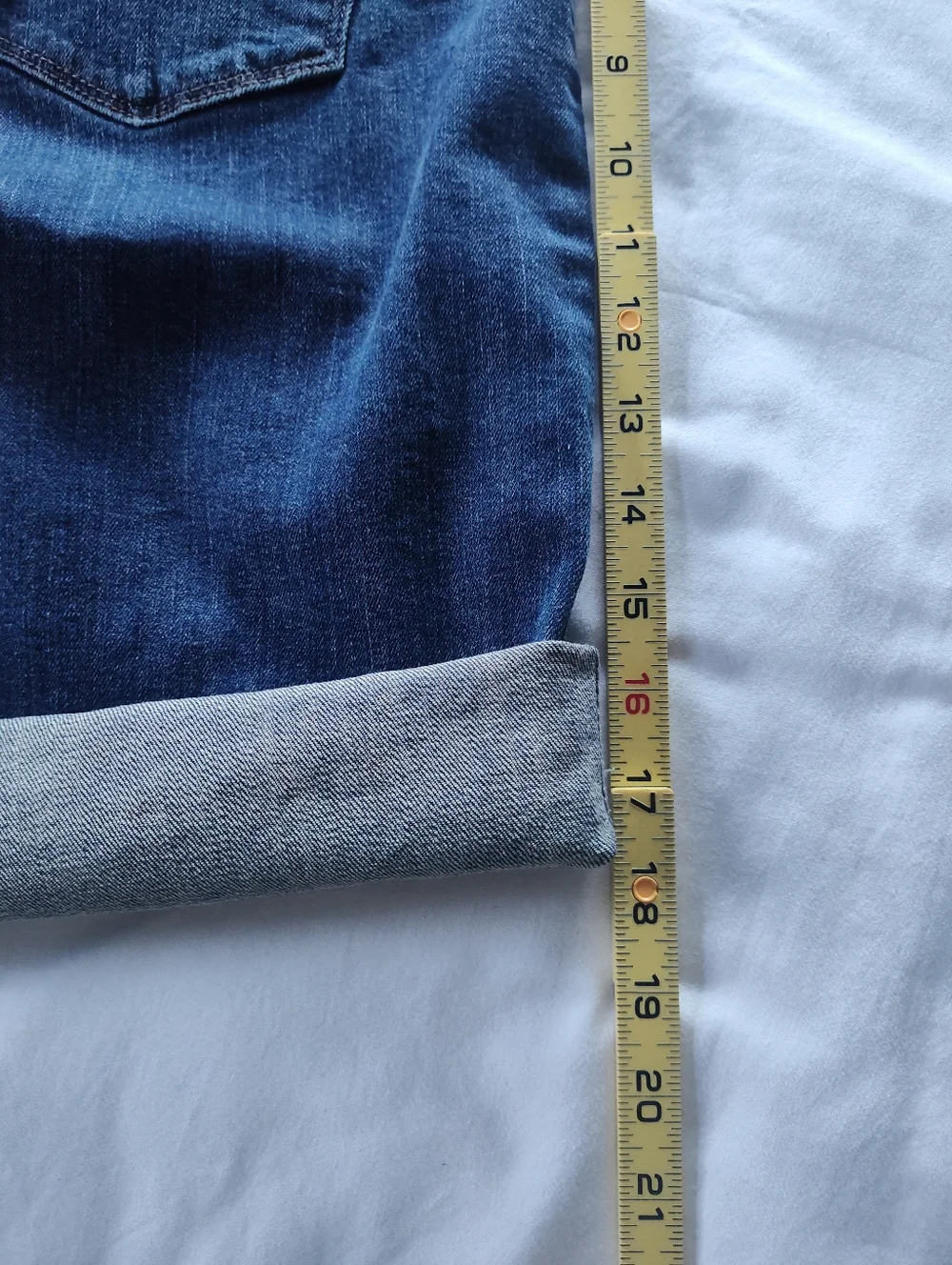 Levi Strauss Ladies Blue Jean Shorts. Size 31 Waist. 9" Inseam - Picture 6 of 8